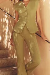 Pantalón negro de tiro alto confeccionado en tejido de punto elástico y flexible con trama compacta, mullida y opaca. Bajo acampanado.
