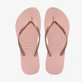 Ojotas Havaianas modelo Slim para mujer, con suela de goma en color rosado suave y tiras finas con acabado metalizado. Presentan una textura antideslizante y el logo de la marca en relieve sobre la tira.