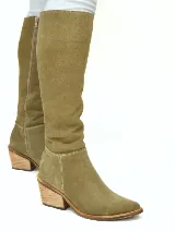 Bota alta de gamuza color verde oliva, con taco de madera y cierre lateral.