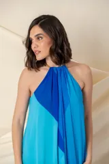 Vestido midi de crepe de seda en tonos de azul y celeste, de corte suelto y cuello halter con cadena.