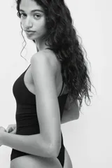 Body modelador colaless con efecto push-up, breteles ajustables, copas acolchadas y refuerzo interior con botones a presión ocultos.