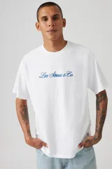 Remera blanca de algodón con logo Levi Strauss & Co. bordado en azul en el pecho. Corte holgado.