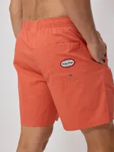 Short de baño Rusty color naranja, confeccionado en algodón y elastano, con cintura elástica ajustable con cordón.