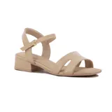 Sandalia Comfortflex color almendra, con tira ancha sobre los dedos, pulsera al tobillo con hebilla y taco bajo.