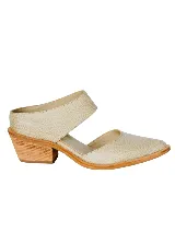 Zueco de cuero color beige con punta fina, tira ancha sobre el empeine y taco bajo de madera.