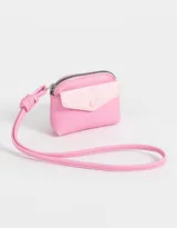 Monedero pequeño de cuerina bicolor, negro y blanco, con bolsillo frontal con broche y cierre superior con tirador de cordón. Incluye correa fina para colgar.