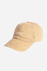Gorro color marrón con visera y logo de la marca en etiqueta de goma. Ajuste trasero con broche metálico.