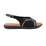 Sandalias Usaflex de cuero negro con tecnología Care Juanetes, que aplica material textil elastizado en los costados para acomodarse a los juanetes.