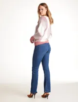 Buzo tejido dolman de la marca Absolutely Famous, con cuello a la base y manga larga con puño. Presenta un diseño de bloques con rayas horizontales y verticales en tonos blanco y rosado.