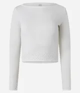 Blusa corta de punto color blanco, con escote barco y mangas largas. Presenta textura perforada en el ruedo y los puños.