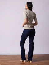Buzo tejido en hilado fino color beige con rayas horizontales blancas, marca Cable & Gauge.