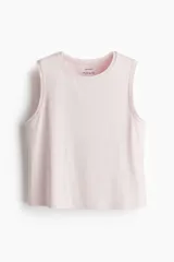 Musculosa deportiva cropped color rosa claro, de corte holgado y cuello redondo.