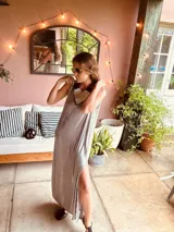 Vestido largo plateado de fiesta con tajos laterales y espalda con bordado artesanal en cuero.