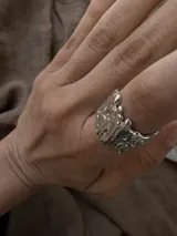 Anillo de diseño escultural y texturado, con acabado rugoso que simula una superficie montañosa o corteza.