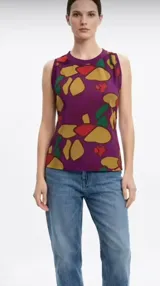 Musculosa de lycra con estampado abstracto en tonos rojo, verde y amarillo sobre fondo violeta.