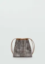 Bolso tipo bombonera pequeño, color marrón, con adorno de strass plateado y cierre de cordón ajustable.