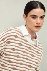 Sweater de punto color beige con rayas horizontales marrones en relieve, cuello redondo y mangas largas.