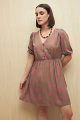Vestido corto con estampado paisley en tonos azul marino, rosa y blanco. Tiene escote en V, mangas cortas abullonadas con puños elásticos, corte en la cintura y falda con vuelo. Incluye cinturón marrón.