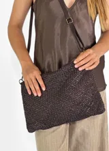 Bandolera de cuero trenzado color marrón oscuro, con correa larga regulable y cierre superior con cremallera.
