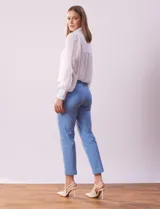 Pantalón recto color celeste en gabardina elastizada, marca Zac & Rachel. Pretina ancha con faja interna modeladora, bolsillos simulados en la parte delantera y bolsillos ojal en la parte trasera.