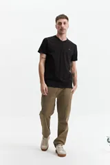 Remera verde con escote en V y logo bordado en el pecho.