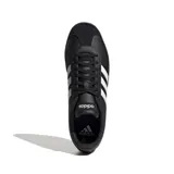 Championes Adidas VL Court Base negros con las tres tiras blancas y suela marrón.