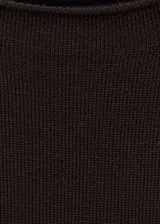 Jersey negro de punto fino con cuello redondo y sin mangas. Incluye cinturón de soga con hebilla dorada.