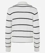 Suéter de punto pesado color blanco con rayas horizontales negras. Presenta cuello polo con escote en V y mangas largas. El tejido tiene un mix de texturas.