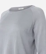 Suéter de punto color gris plateado, con cuello redondo y mangas largas. Presenta puños y bajo acanalados.