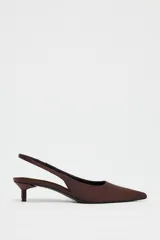 Zapato destalonado marrón con tacón kitten, tira trasera con elástico y acabado en punta.