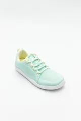 Zapatillas barefoot color celeste con interior amarillo y suela blanca.