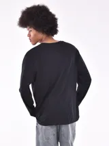 Remera blanca de manga larga con cuello redondo y corte regular.