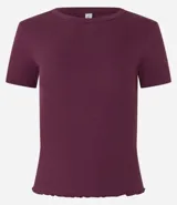 Blusa color beige de viscosa con elastano, de manga corta, cuello redondo, textura acanalada y bajo ondulado.