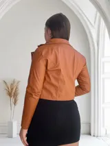 Campera corta color camel de cuero sintético con cierre cruzado y cuello solapa.