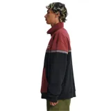 Canguro rojo y negro con cuello alto con cierre de cremallera corto, bolsillo tipo canguro y logo de la marca bordado en el pecho.