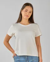 Remera blanca de algodón con cuello redondo y mangas cortas.