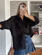 Camisa calada de corte suelto y manga larga, con diseño de perforaciones.