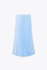 Falda midi plisada celeste con cintura elástica.