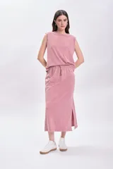 Camiseta rosa sin mangas con hombreras.