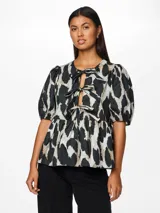 Blusa estampada con mangas abullonadas y lazos en el escote.