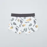 Pack de tres boxers de algodón con cintura elástica: uno blanco con estampado de pelotas de fútbol y llamas, uno negro con cintura a rayas y uno verde con estampado de pelotas de fútbol y llamas.