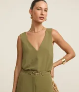 Blusa sin mangas color verde oliva, con escote en V y detalle de pespuntes en el frente.