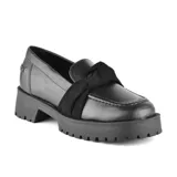 Zapato de cuero negro con detalle de lazo y suela gruesa, diseñado para brindar comodidad y estilo.