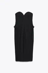 Vestido midi negro con escote corazón y hombros descubiertos. Cierre trasero con cremallera oculta.