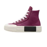 Championes Converse de caña alta color borgoña, con cordones blancos y plataforma blanca con detalle negro.