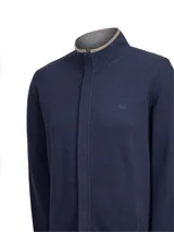 Buzo de hombre color azul marino, tejido de punto, con cuello alto y cierre frontal. Presenta un forro interior de cuello en gris claro.