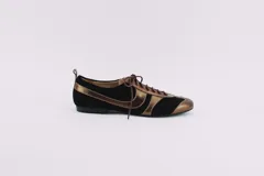 Zapato tipo ballerina acordonado, color marrón con detalles en plateado. Fabricado en cuero.