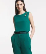 Cinturón verde esmeralda con hebilla cuadrada negra.