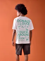 Remera blanca de algodón con cuello redondo y estampado frontal con el texto "Donald Duck" en color verde.