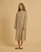 Vestido camisero midi con botones en la delantera, cuello a la base y mangas amplias.